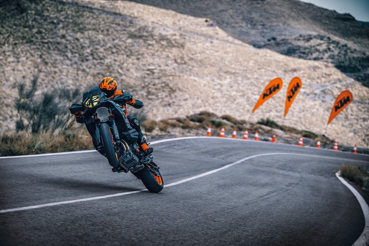 Torna la KTM 890 SMT, via di mezzo tra motard e adventure